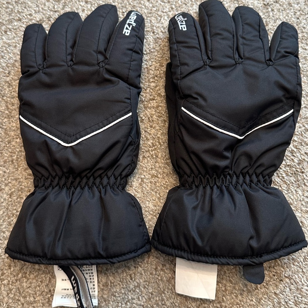 Decathlon black waterproof gloves